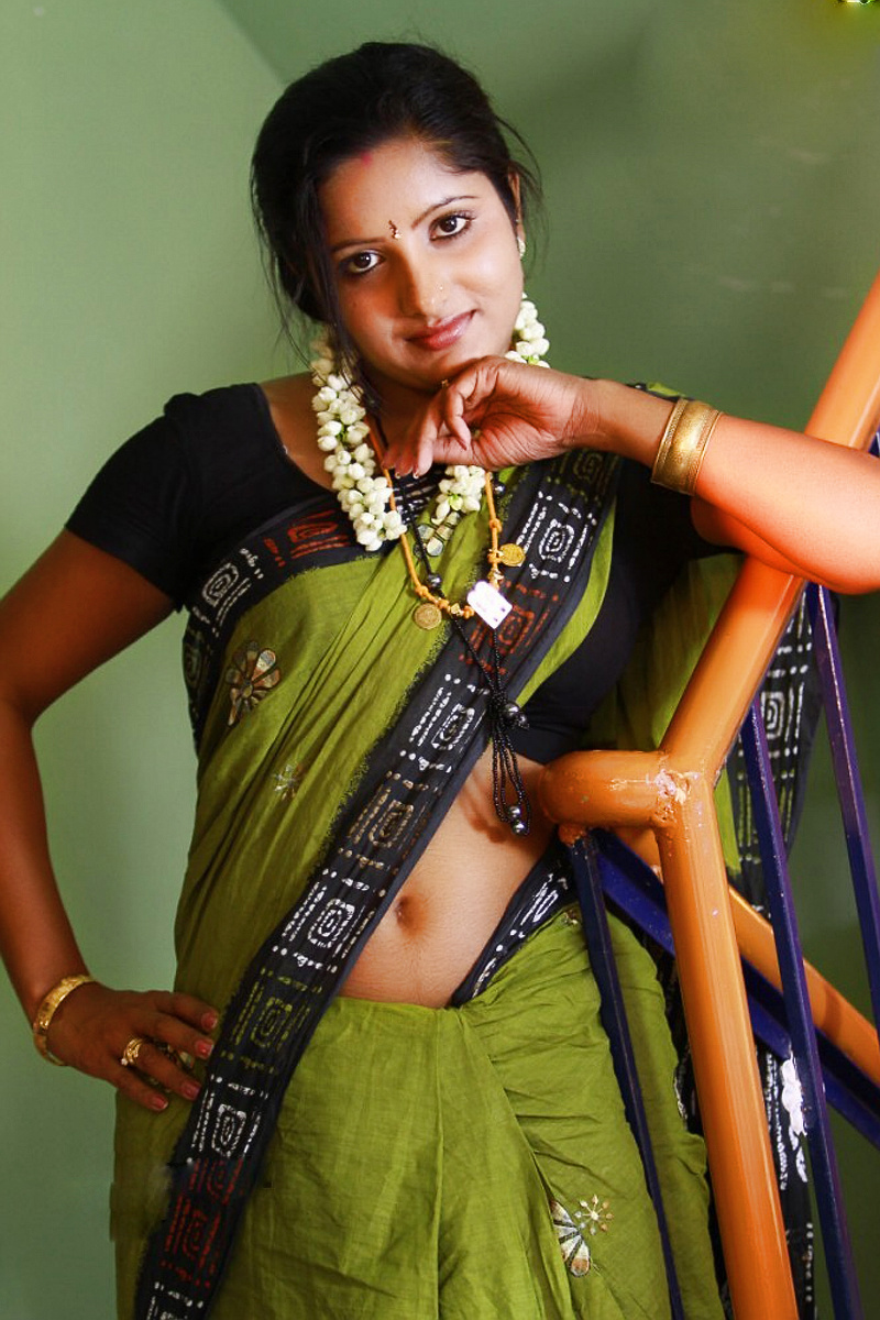 malayalam housewife in saree